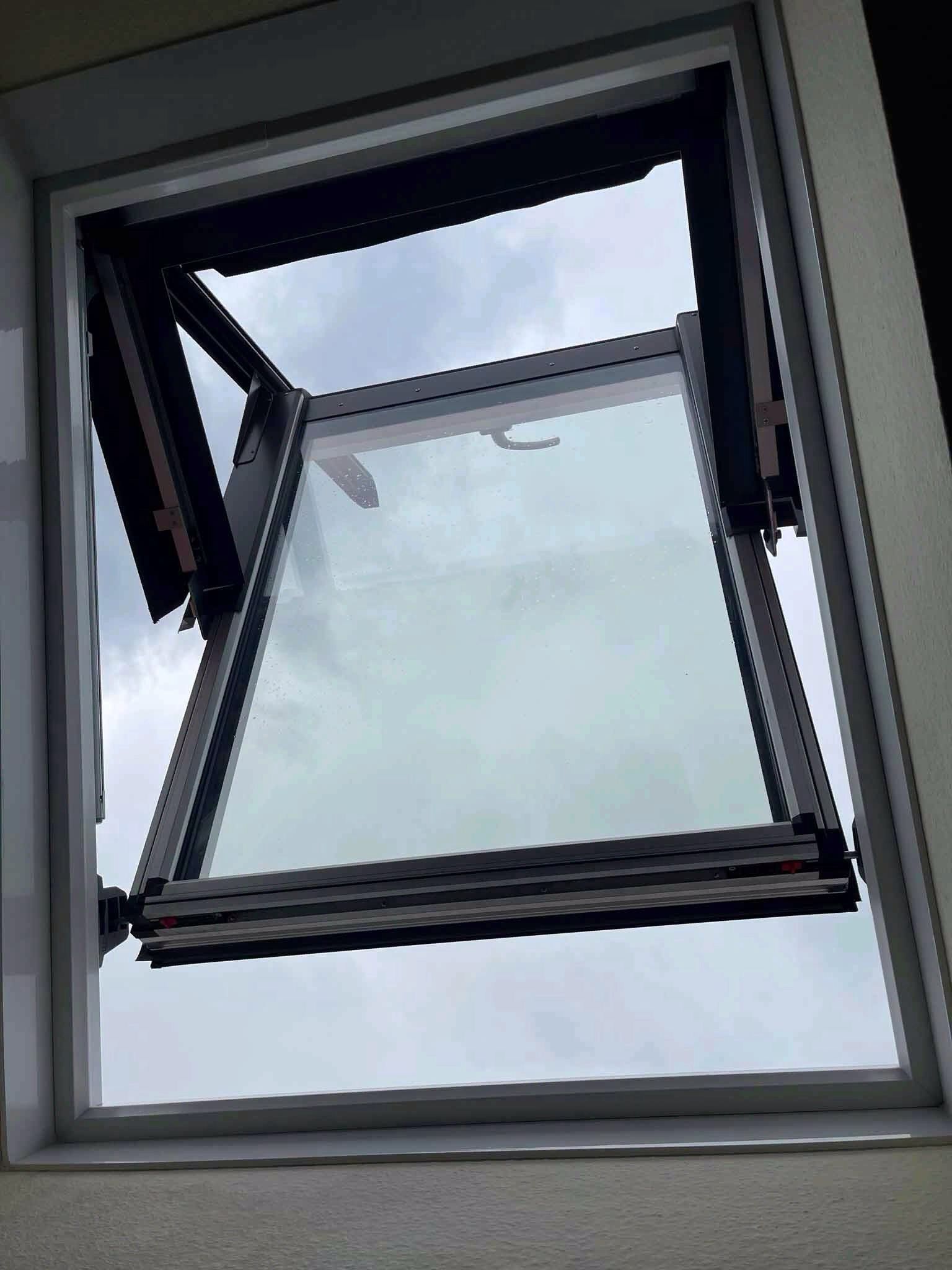 Dachfenster mit außenliegendem Rollladen – Referenzaufnahme