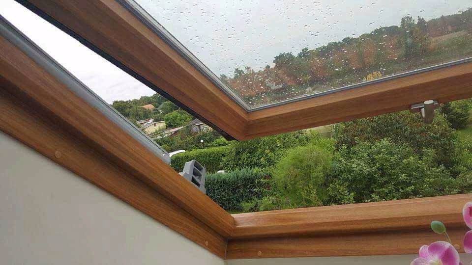Modernisiertes Dachfenster im geneigten Dach – Referenzaufnahme
