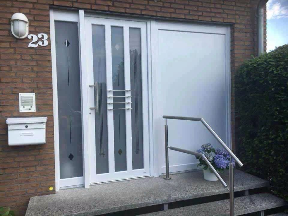 Dunkle Haustür mit großem Seitenteil